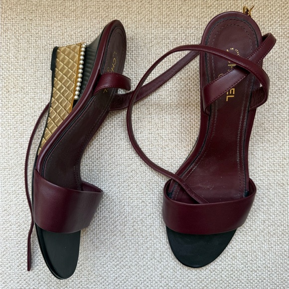 Chanel burgundy wedges with gold and pearl detail size 40